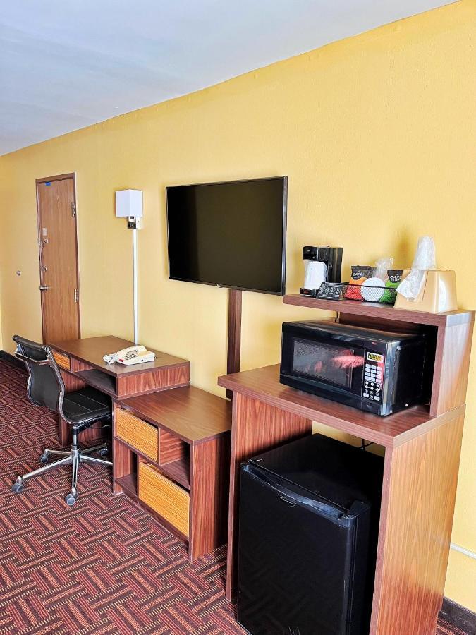 Super 8 By Wyndham Peoria Motel Exterior photo