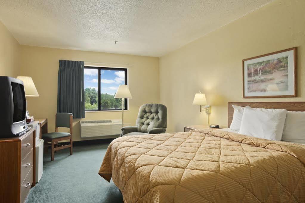 Super 8 By Wyndham Peoria Motel Exterior photo